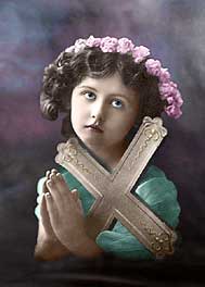 [Niña rezando. Fotografía coloreada de principios del siglo XX]